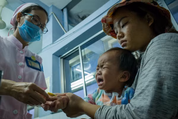 Tâm sự của những người mẹ trắng đêm cùng con chiến đấu mùa dịch