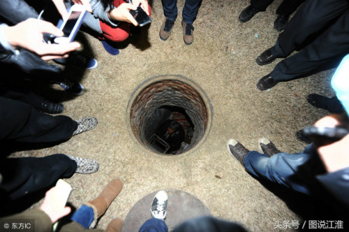 Tại Trịnh Châu, Hà Nam, người dân địa phương vô cùng bất ngờ phát hiện một người phụ nữ già sống dưới ống cống nhiều năm mà không ai để ý. Tại Trịnh Châu, Hà Nam, người dân địa phương vô cùng bất ngờ phát hiện một bà lão vô gia cư sống dưới ống cống nhiều năm mà không ai để ý.