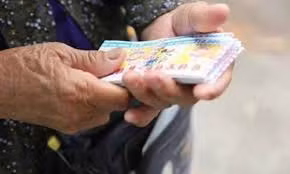 Con sợ phải nói với cô gái mình yêu rằng: “Mẹ anh bán vé số“