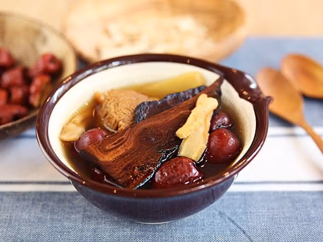 Nấm linh chi hầm gà bổ tâm khí