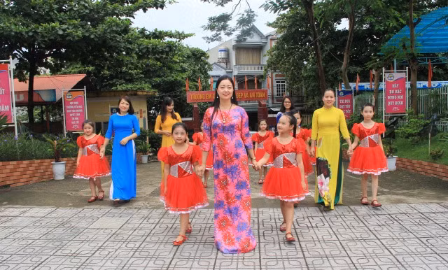 Các trường học của tỉnh Phú Thọ đã sẵn sàng đón nhận Chương trình, sách giáo khoa mới. Ảnh: cô - trò Trường Tiểu học Đinh Tiên Hoàng (TP Việt Trì) - Ảnh: Sỹ Điền