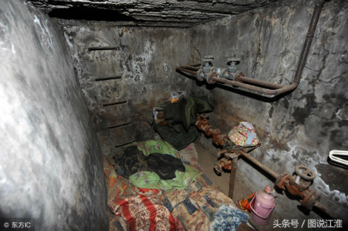 Không gian sinh hoạt của bà chưa đến 3m2, nằm dưới độ sâu 4m so với mặt đất. Xung quanh đều ẩm mốc nên bà phải dùng giấy bìa, miếng tôn, nhựa để chống bụi, thấm nước và dùng nến thắp sáng. Không gian sinh hoạt của bà chưa đến 3m2, nằm dưới độ sâu 4m so với mặt đất. Xung quanh đều ẩm mốc nên bà phải dùng giấy bìa, miếng tôn, nhựa để chống bụi, thấm nước và dùng nến thắp sáng.