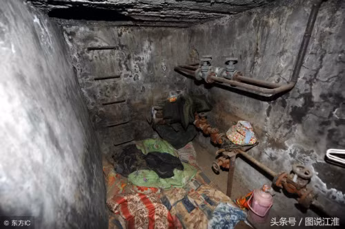 Không gian sinh hoạt của bà chưa đến 3m2, nằm dưới độ sâu 4m so với mặt đất. Xung quanh đều ẩm mốc nên bà phải dùng giấy bìa, miếng tôn, nhựa để chống bụi, thấm nước và dùng nến thắp sáng.