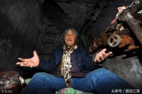 Theo tờSina,bà họ Mã, hơn 60 tuổi. 20 năm trước, bà rời khỏi gia đình, một mình đến thành phố này mưu sinh. Vì không có ai thân thích lại không biết chữ, bà đành nhặt phế liệu kiếm sống qua ngày. Lúc đó chỗ ngủ bà không cố định, nay ngủ gầm cầu, mai trên vỉa hè. Đến khi phát hiện cái cống này, bà đã chọn làm nhà mình.