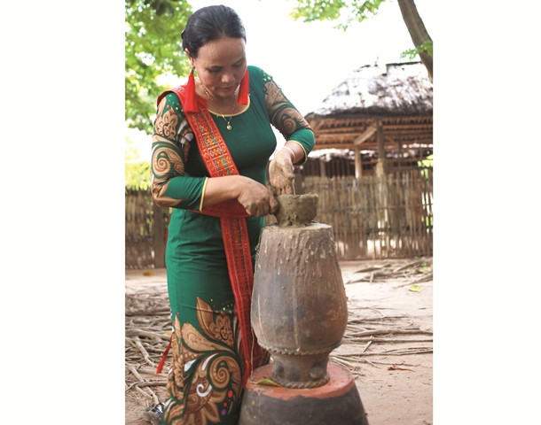 Gốm Bàu Trúc có nét riêng: Được làm hoàn toàn bằng tay (không dùng bàn xoay); Thợ làm gốm đều là phụ nữ; Nguyên liệu làm gốm của nơi này được lấy từ sông Quao (loại đất nổi tiếng dẻo tạo nên sản phẩm đẹp màu, bề mặt láng mịn. Nước hay thức ăn để trong đó lâu hỏng và luôn mát hơn nhiệt độ bên ngoài)