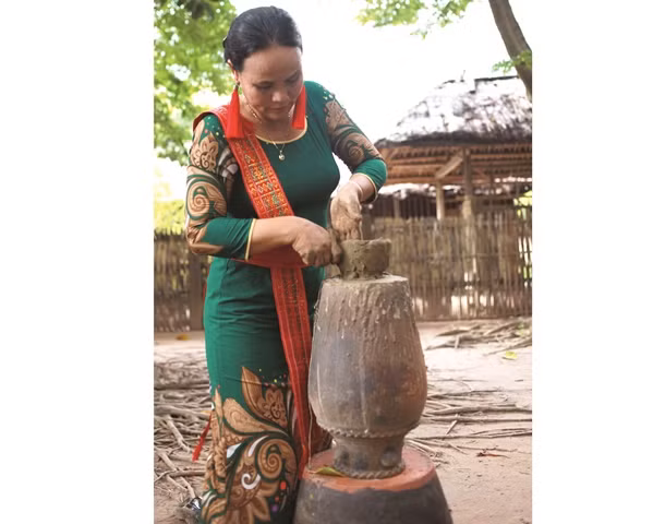 Gốm Bàu Trúc có nét riêng: Được làm hoàn toàn bằng tay (không dùng bàn xoay); Thợ làm gốm đều là phụ nữ; Nguyên liệu làm gốm của nơi này được lấy từ sông Quao (loại đất nổi tiếng dẻo tạo nên sản phẩm đẹp màu, bề mặt láng mịn. Nước hay thức ăn để trong đó lâu hỏng và luôn mát hơn nhiệt độ bên ngoài)