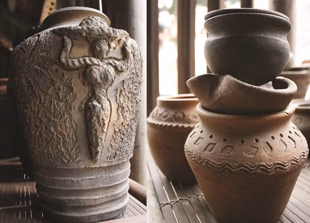 Đặc trưng của gốm: Làm bằng tay, không có cái nào giống cái nào, sản phẩm đẹp do sự sáng tạo của nghệ nhân. Gốm Bàu Trúc không nung bằng lò, mà chất thành từng đống, ủ rơm rạ thủ công. Sau đó, bằng cách kết hợp pha màu, ém khói khi nung, các nghệ nhân tạo ra các vết màu loang đặc sắc trên từng sản phẩm gốm như: Vàng đỏ, đỏ hồng, đen xám, vệt nâu...