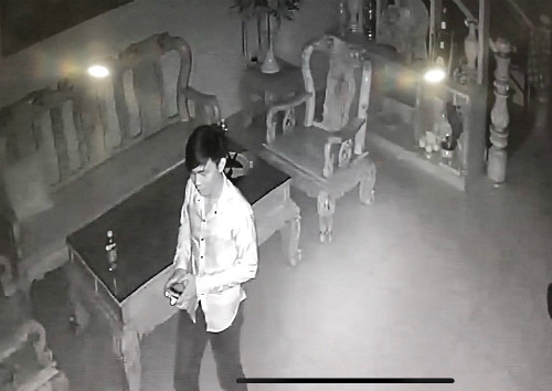 Camera nhà chị Tuyết ghi nhận tên trộm vào nhà chị 4 lần, lần nào cũng cầm dao, tô-vít đi qua lại tìm đồ, sau đó đi vào bếp. Hình ảnh nam thanh niên lạ được camera nhà chị Tuyết ghi lại. Ảnh: NVCC.