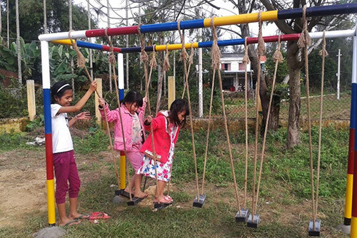 Bọn trẻ vui chơi ở nhà văn hóa thôn Phước Thắng. Bọn trẻ vui chơi ở nhà văn hóa thôn Phước Thắng. Ảnh: Đắc Thành.