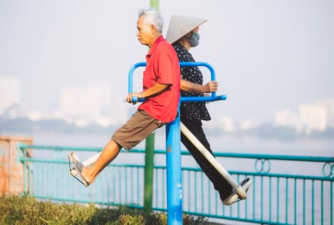 NgÆ°á»i HÃ&nbsp; Ná»i táº­p thá» dá»¥c ven Há» TÃ¢y