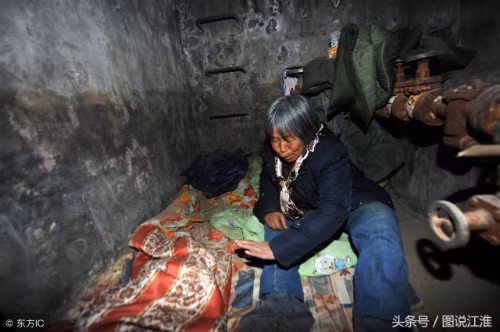 Bà Mã cho biết: Lúc ở nhà tôi hay bị chồng con đánh đập. Con trai cả của tôi mỗi lần đi uống rượu về lại vô cớ đánh tôi đến bầm tím tay chân. Không chịu được nữa nên tôi bỏ đi.