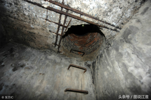 Tuy tuổi cao, bà Mã vẫn rất linh hoạt. Hằng ngày bà leo lên vào sáng sớm và leo xuống khi đêm muộn. Dù chỉ thu gom phế liệu, mỗi năm bà vẫn để ra được 900 tệ (3 triệu đồng). Tuy tuổi cao, bà Mã vẫn rất linh hoạt. Hằng ngày bà leo lên vào sáng sớm và leo xuống khi đêm muộn. Dù chỉ thu gom phế liệu, mỗi năm bà vẫn để ra được 900 tệ (3 triệu đồng).