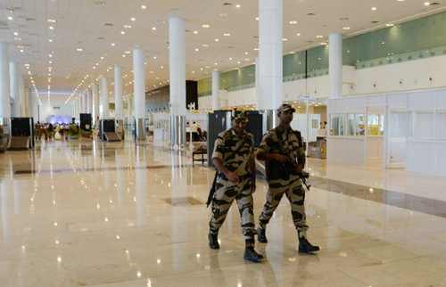 Thành viên thuộc lực lượng CISF tuần tra tại sân bay ở New Delhi, Ấn Độ. Cảnh sát thuộc lực lượngCISF tuần tra tại sân bay ở New Delhi, Ấn Độ. Ảnh: AFP.