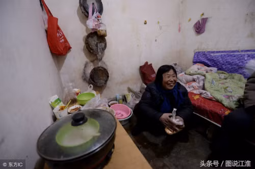 Bà cũng được cho đi kiểm tra sức khỏe vì lo lắng sống dưới cống nhiều năm. May mắn sức khỏe của bà không vấn đề gì, ngoại trừ bệnh tim mạch trước đây.