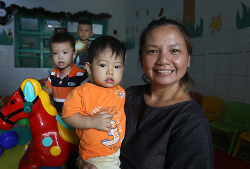 Bà Lan thường xuyên đến trường mầm non Trúc Xanh thăm bọn trẻ. Bà Lan thường xuyên đến trường mầm non Trúc Xanh thăm bọn trẻ. Ảnh: Đắc Thành.