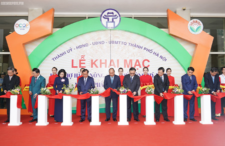 Thủ tướng cùng các đại biểu cắt băng khai mạc Hội chợ hàng nông sản, thủ công mỹ nghệ và sản phẩm Hà Nội. Ảnh: VGP/Quang Hiếu