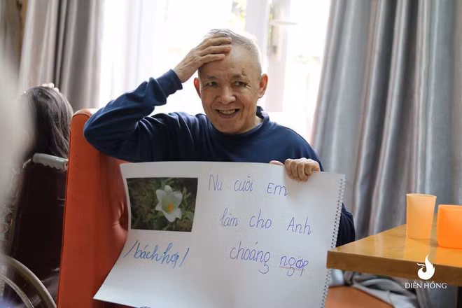 Hoa Bách Hợp: Nụ cười em làm cho anh choáng ngợp