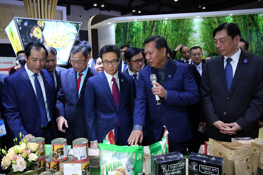 Phó Thủ tướng thăm gian hàng của tỉnh An Giang tại Hội chợ. Ảnh: VGP/Đình Nam Phó Thủ tướng thăm gian hàng của tỉnh An Giang tại Hội chợ. Ảnh: VGP/Đình Nam