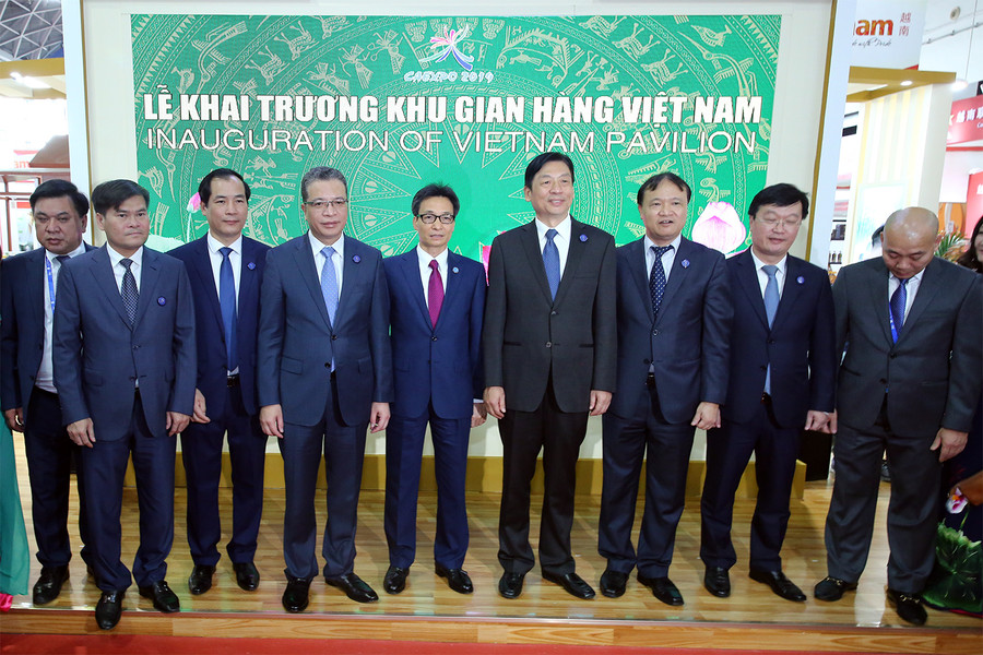 Phó Thủ tướng Vũ Đức Đam dự khai trương khu gian hàng Việt Nam tại Hội chợ. Ảnh: VGP/Đình Nam Phó Thủ tướng Vũ Đức Đam dự khai trương khu gian hàng Việt Nam tại Hội chợ. Ảnh: VGP/Đình Nam