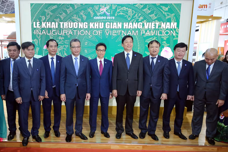 Phó Thủ tướng Vũ Đức Đam dự khai trương khu gian hàng Việt Nam tại Hội chợ. Ảnh: VGP/Đình Nam