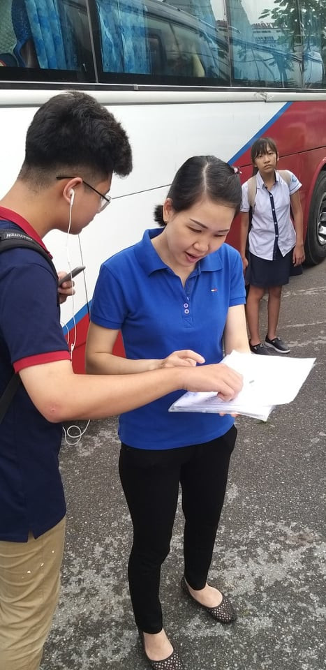 Cô đưa đón HS Trường Đoàn Thị Điểm kiểm tra danh sách HS trước và sau khi đưa đón Cô đưa đón HS Trường Đoàn Thị Điểm kiểm tra danh sách HS trước và sau khi đưa đón