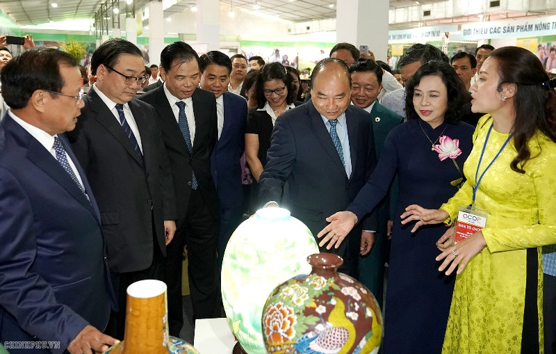 Thủ tướng tham quan các gian hàng trưng bày sản phẩm tại Hội chợ.
