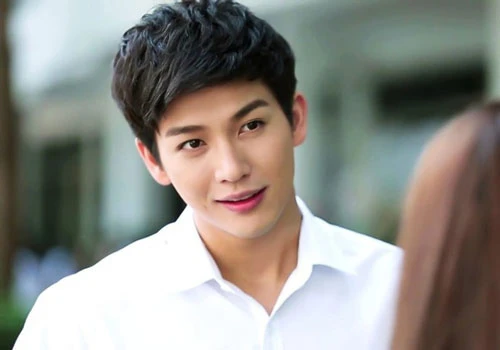 Lần đầu tiên nghe anh bảo chụp hộ anh tấm ảnh khi cùng đi ăn nhà hàng mà tôi á khẩu vì sốc. (Ảnh minh họa).