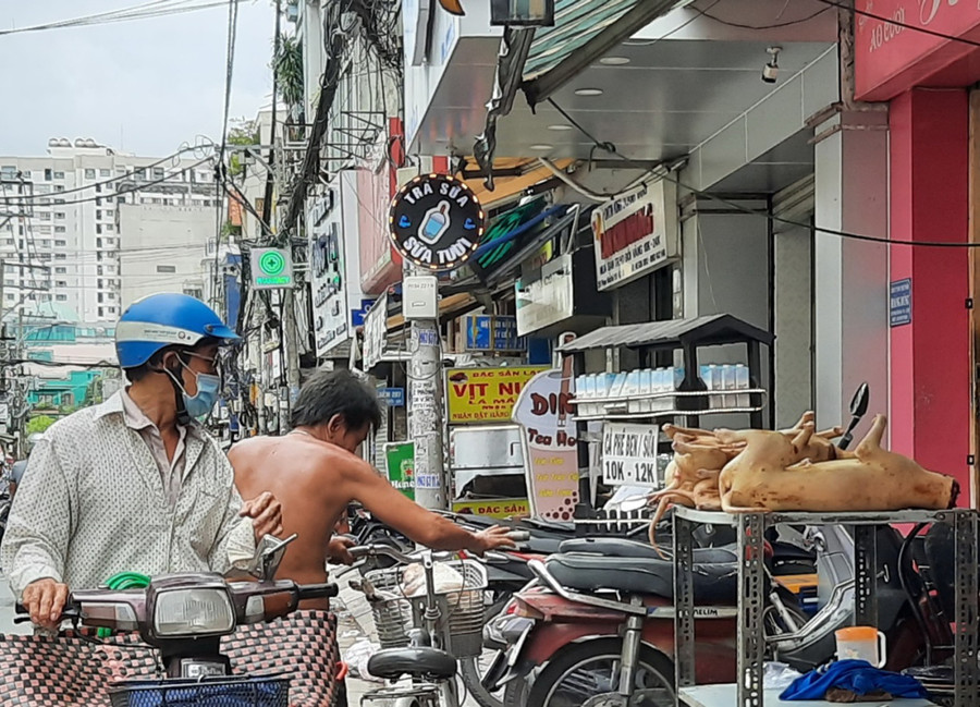 Chợ bán thịt chó trên đường Phạm Văn Hai (quận Tân Bình) chỉ còn 1 - 2 quán. Ảnh: TG