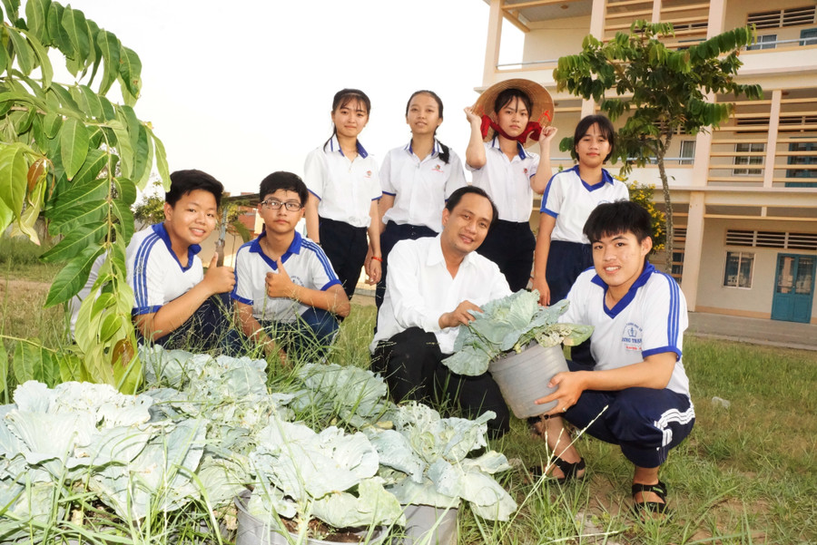Những chậu bắp cải tươi tốt do thầy trò chăm sóc Những chậu bắp cải tươi tốt do thầy trò chăm sóc