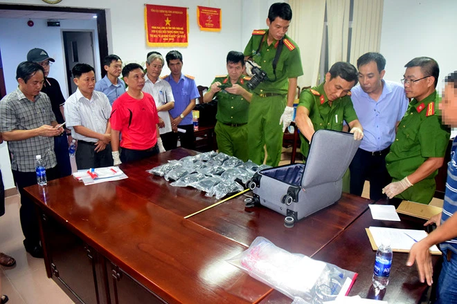 Cơ quan điều tra thu giữ tang vật của vụ vận chuyển 30.000 viên ma túy trên tàu hỏa. Ảnh: Mạnh Hùng.