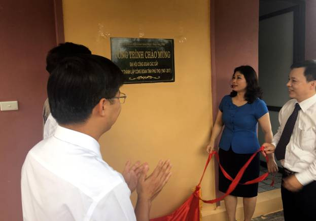 Gắn biển Công trình “Nước sạch - Vệ sinh khu tập thể giáo viên” cho Trường THPT Văn Miếu, huyện Thanh Sơn, tỉnh Phú Thọ chào mừng Đại hội Công đoàn các cấp và kỷ niệm 70 năm thành lập Công đoàn tỉnh Phú Thọ (09/10/1947-09/10/2017). Gắn biển Công trình “Nước sạch - Vệ sinh khu tập thể giáo viên” cho Trường THPT Văn Miếu, huyện Thanh Sơn, tỉnh Phú Thọ chào mừng Đại hội Công đoàn các cấp và kỷ niệm 70 năm thành lập Công đoàn tỉnh Phú Thọ (09/10/1947-09/10/2017).