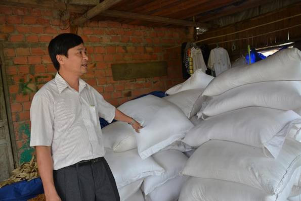 Lãnh đạo huyện Đăk Glei kiểm tra gạo cấp cho học sinh Lãnh đạo huyện Đăk Glei kiểm tra gạo cấp cho học sinh