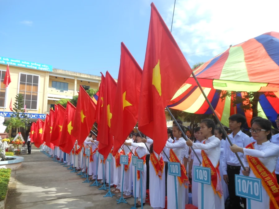 Học sinh trường THPT Nguyễn Thượng Hiền thực hiện nghi thức chào cờ.