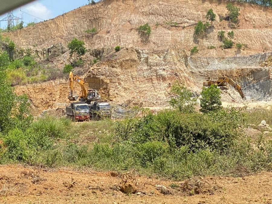 Phát hiện nhiều sai phạm của Công ty TNHH Lý Tuấn trong khai thác khoáng sản tại mỏ đất Dông Cây Dừa. Phát hiện nhiều sai phạm của Công ty TNHH Lý Tuấn trong khai thác khoáng sản tại mỏ đất Dông Cây Dừa.