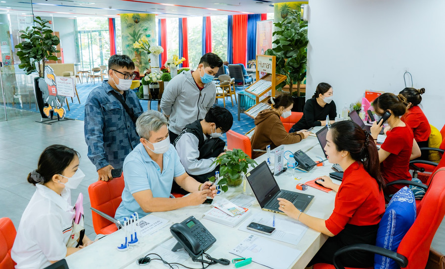 Phụ huynh và học sinh tìm hiểu thông tin và nộp hồ sơ xét tuyển vào HIU Phụ huynh và học sinh tìm hiểu thông tin và nộp hồ sơ xét tuyển vào HIU