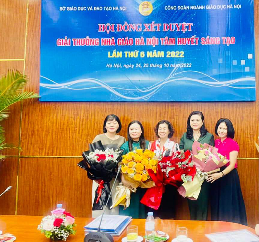 Cô Đinh Thị Thu Hương (thứ 2 từ trái sang) được tham gia vòng thành phố và đạt danh hiệu "Nhà giáo Hà Nội tâm huyết, sáng tạo" lần thứ 6 năm 2022. Cô Đinh Thị Thu Hương (thứ 2 từ trái sang) được tham gia vòng thành phố và đạt danh hiệu "Nhà giáo Hà Nội tâm huyết, sáng tạo" lần thứ 6 năm 2022.
