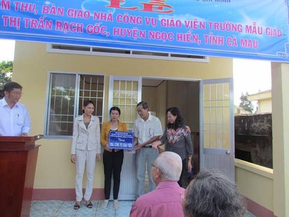 Ông Phạm Hồng Kỳ - Chủ tịch Công đoàn Trường ĐH Ngoại ngữ - Tin học TPHCM bàn giao nhà công vụ.