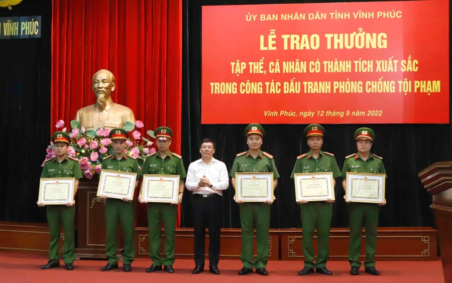 Chủ tịch UBND tỉnh Lê Duy Thành trao Bằng khen của UBND tỉnh cho các tập thể, cá nhân có thành tích xuất sắc trong công tác phá án nhanh.