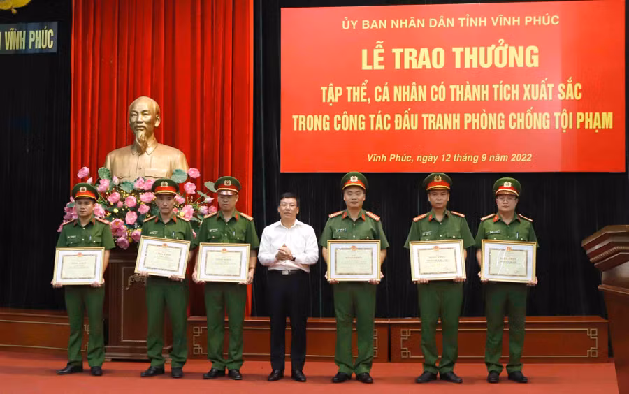 Chủ tịch UBND tỉnh Lê Duy Thành trao Bằng khen của UBND tỉnh cho các tập thể, cá nhân có thành tích xuất sắc trong công tác phá án nhanh.