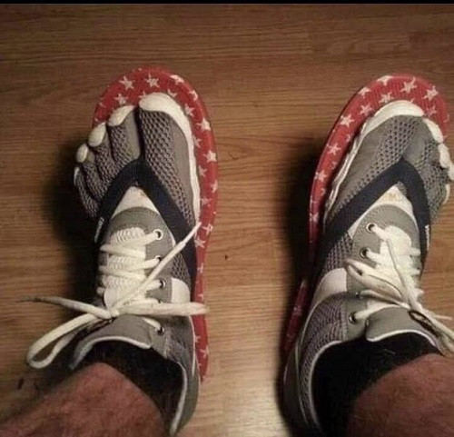 Sự kết hợp hoàn hảo giữa giày thể thao và dép tông.