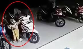 Bé 2 tuổi bị chấn thương khi vặn tay ga xe máy gây tai nạn