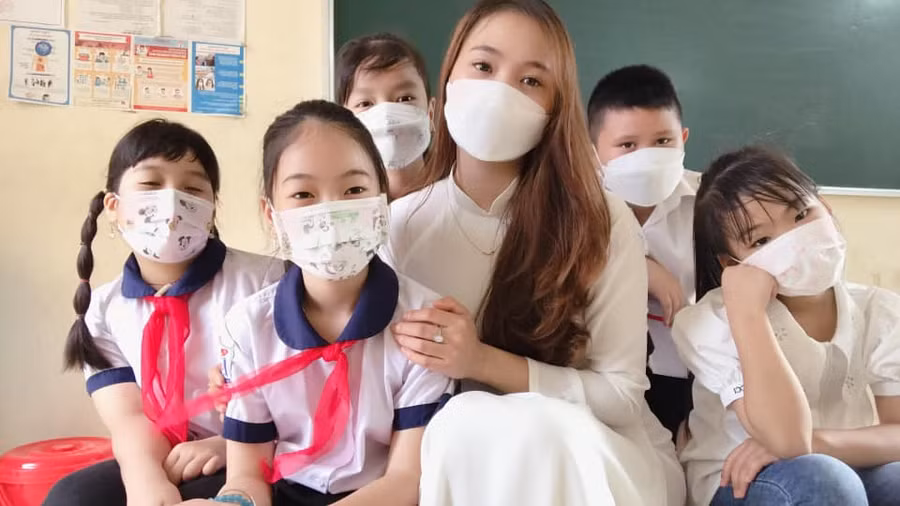 Cô và trò Trường Tiểu học Phú Hộ, thị xã Phú Thọ, tỉnh Phú Thọ.