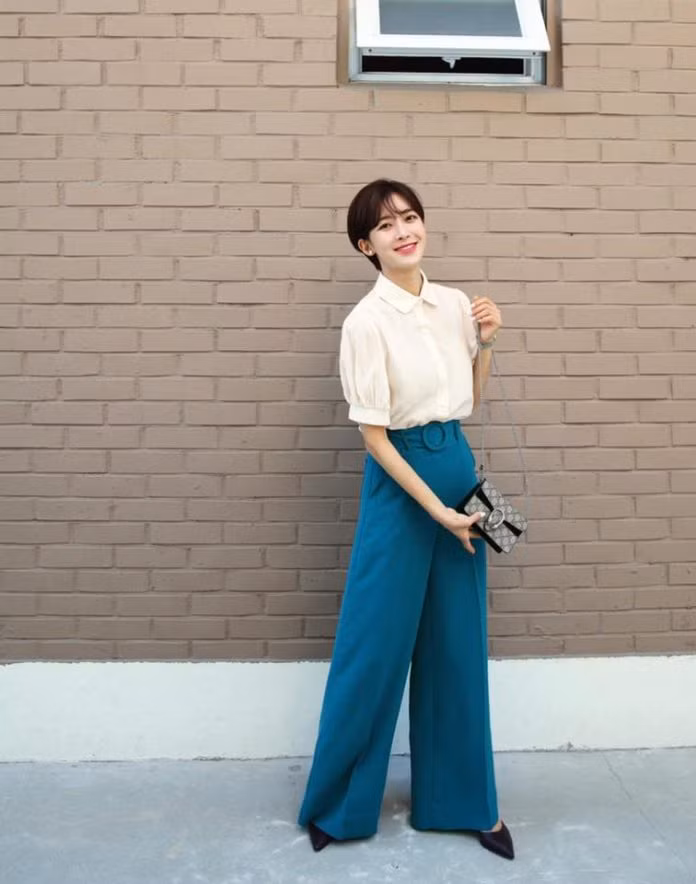 Quần tây ống rộng cùng áo sơ mi kiểu chắc chắn sẽ giúp bạn trông ấn tượng hơn rất nhiều.