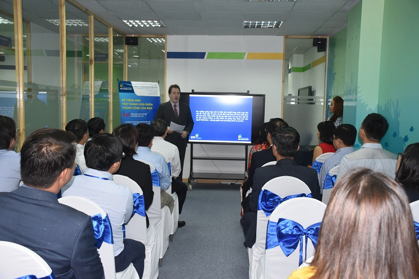 Chuyên gia giới thiệu với các nhà giáo và người học về phương pháp dạy và học tiếng Anh thông minh tại DTP ACADEMY