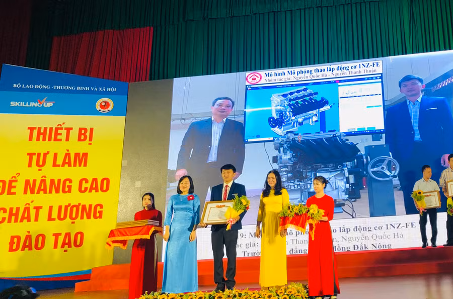 Giáo viên Trường Cao đẳng Cộng đồng Đắk Nông tại lễ vinh danh Thiết bị dạy học tự làm.