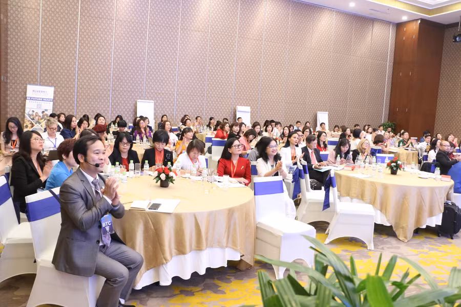 Các chia sẻ của diễn giả - Tiến sĩ Stephen Holmes đưa ra đã giúp định hướng cho cán bộ quản lý các trường về vai trò của việc xây dựng danh tiếng trường học.