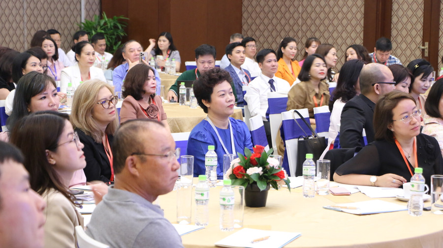 Tham dự hội thảo năm nay còn có sự hiện diện của nhiều chuyên gia trong nước và quốc tế. Tham dự hội thảo năm nay còn có sự hiện diện của nhiều chuyên gia trong nước và quốc tế.