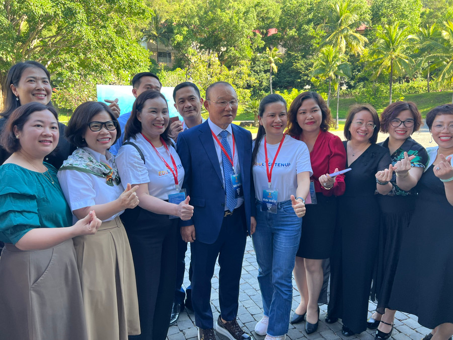 HLV Park Hang Seo chụp ảnh cùng một số thầy cô sau buổi hội thảo. HLV Park Hang Seo chụp ảnh cùng một số thầy cô sau buổi hội thảo.