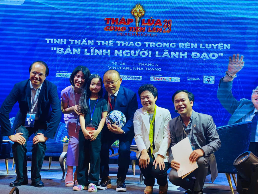 HLV Park Hang Seo cầm trên tay trái bóng có chữ ký của các cán bộ quản lý giáo dục như một lời tri ân. HLV Park Hang Seo cầm trên tay trái bóng có chữ ký của các cán bộ quản lý giáo dục như một lời tri ân.