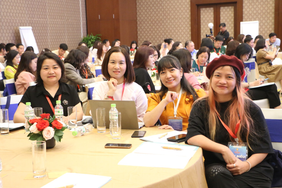 Các đại biểu tham dự cùng nhau lắng nghe chia sẻ của diễn giả để lĩnh hội những thông tin hữu ích. Các đại biểu tham dự cùng nhau lắng nghe chia sẻ của diễn giả để lĩnh hội những thông tin hữu ích.